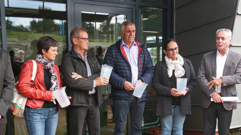 Des pichets réutilisables offerts par Trigone au collège