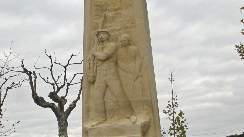 Bas-relief du monument aux morts de Vic
