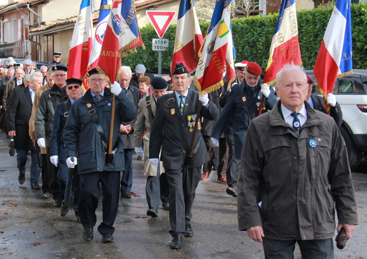 Gérard Dufréchou conduisant le cortège de l'Eglise au Monument aux Morts