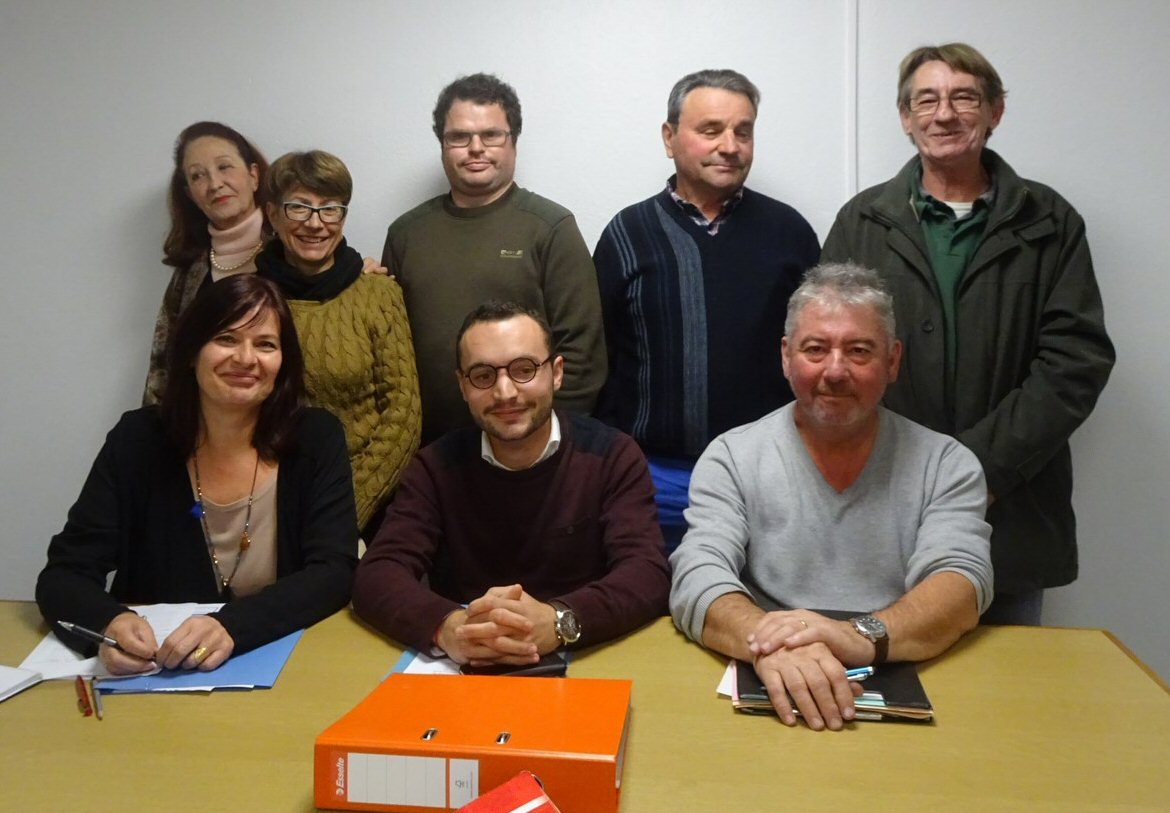Derrière les membres du bureau, les bénévoles de SFT 