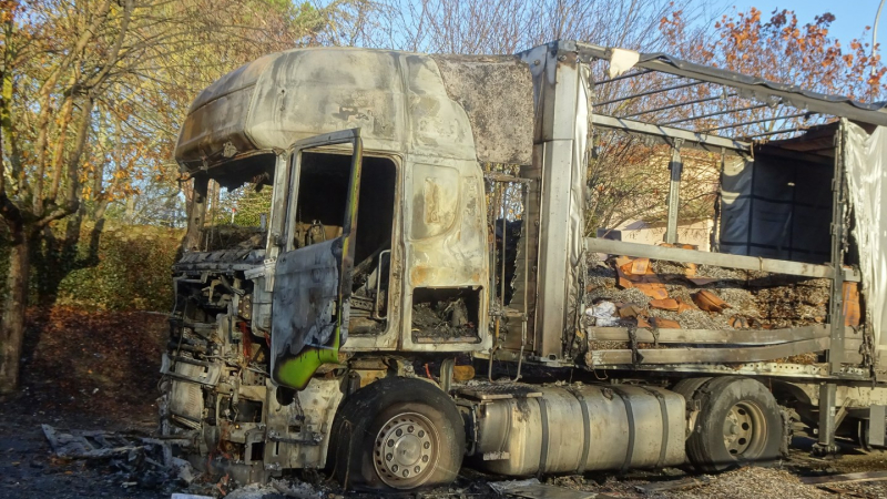 Un camion en stationnement prend feu 