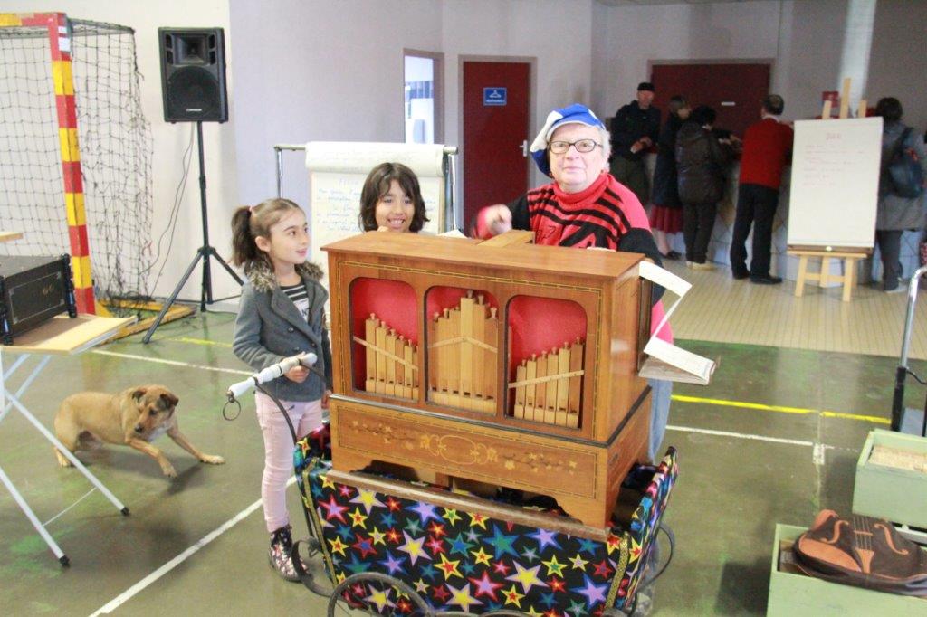 Joelle à l'orgue de barbarie