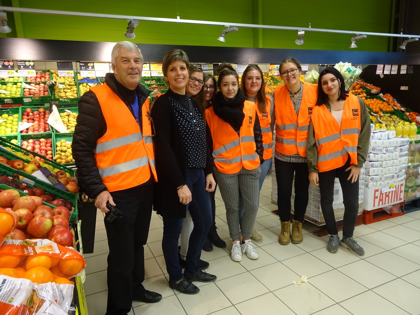 Les jeunes bénévoles avec Mr Buffo et Mme Sibel 