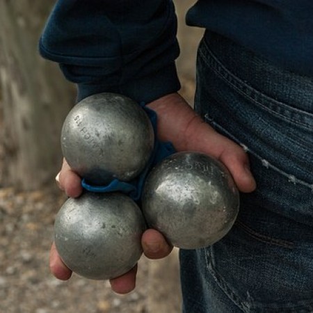 petanque boules en main.jpg