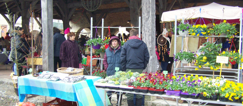 Un marché de Noël dans la fraîcheur matinale