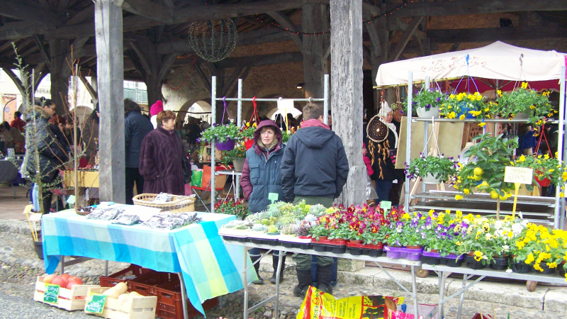 Un marché de Noël dans la fraîcheur matinale