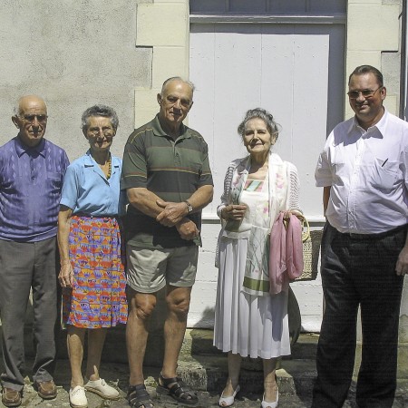 DR1 Photo de groupe avec Bernadette Lacaze et Jean Capin Paul et Annick du Cheyron et le chauffeur de BL.jpg