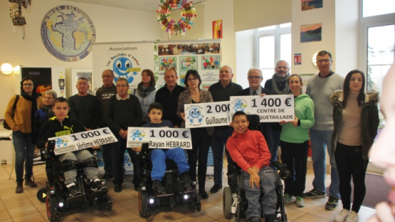 Remise de chèques des Bouchons d'Amour au Centre de Roquetaillade