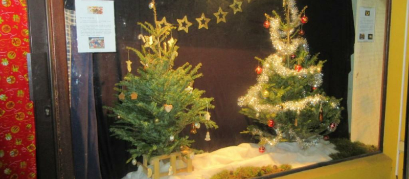 L’histoire du sapin et de ses décorations à travers les siècles.