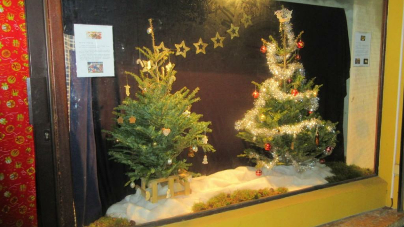 L’histoire du sapin et de ses décorations à travers les siècles.