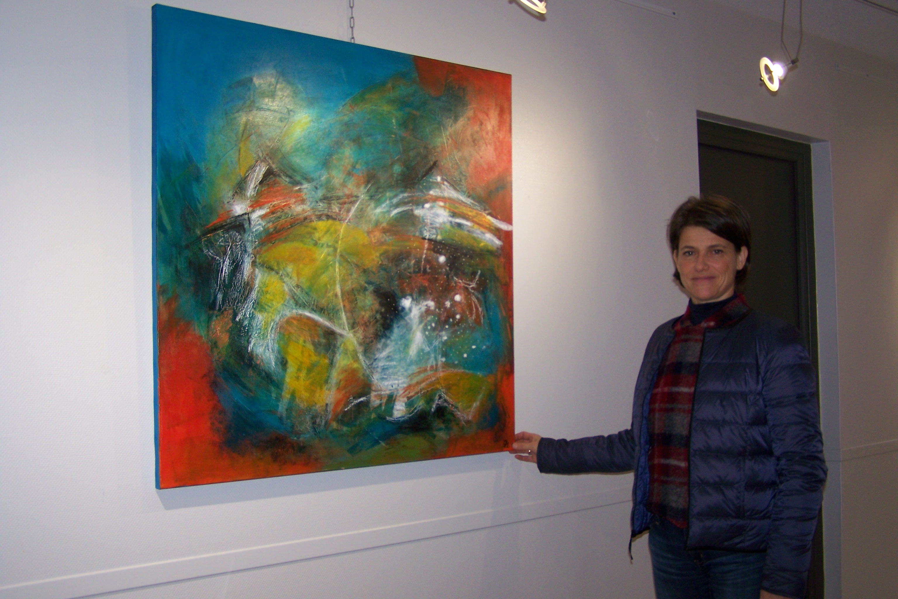 Photo : Caroline Massol devant sa toile "Tempête"