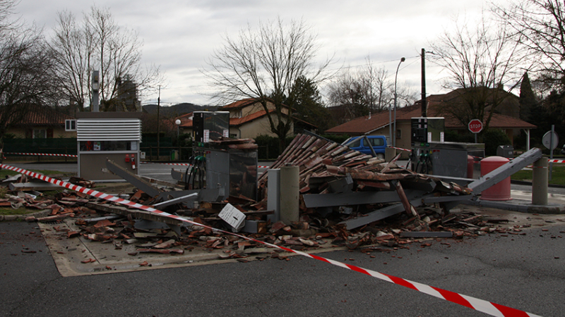 Faits divers la structure du point carburants s'effondre au Carrefour Market