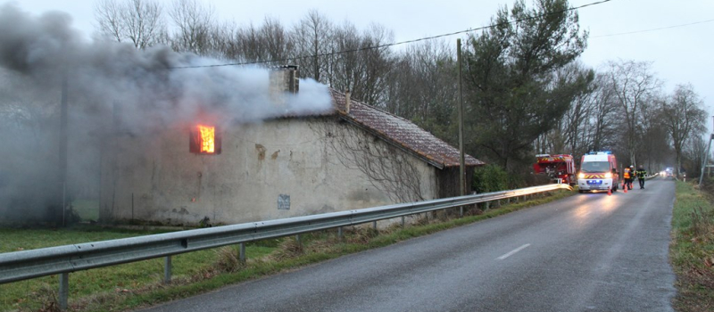 Une habitation détruite par un incendie.