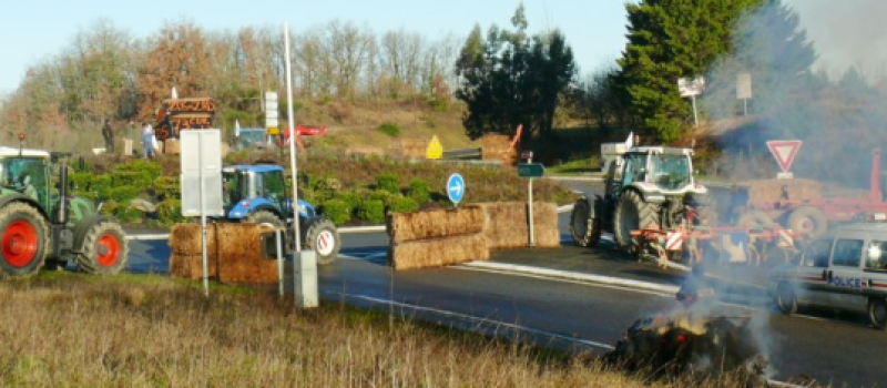 Paralysie des grands axes routiers menant sur Auch