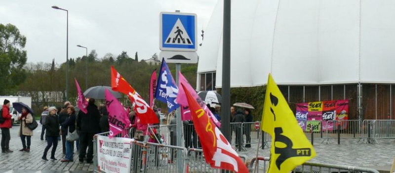 Une centaine de militants de l'intersyndicale de Gers étaient présents pour la venue du ministre