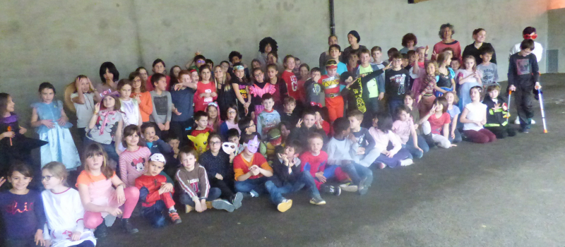 Les élèves de l'école élémentaire fêtent le départ en vacance