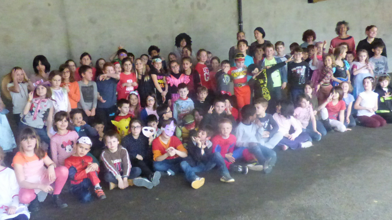 Les élèves de l'école élémentaire fêtent le départ en vacance