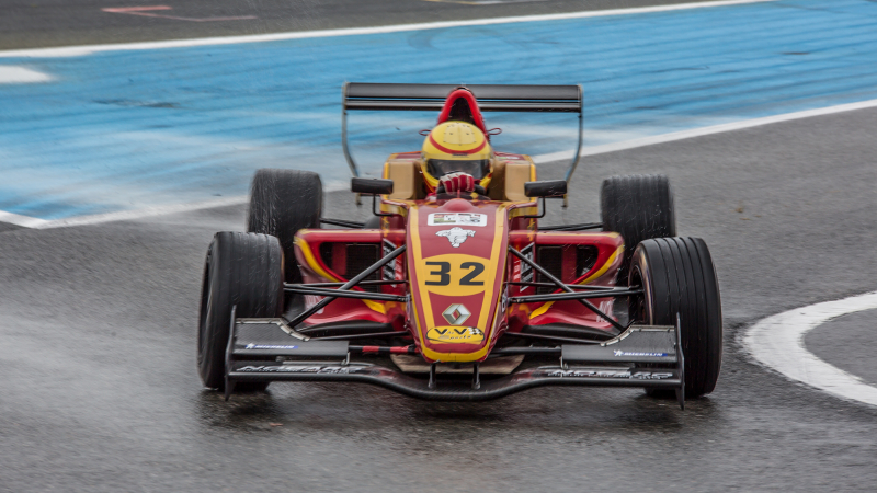 Nogaro – Daniel Harout sur Formule Renault face à des F3