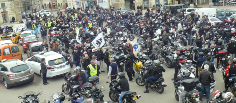 Plus d'un millier de motards et des taxis ont manifesté contre les 80 km/h
