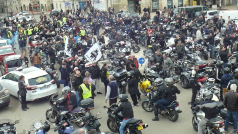 Plus d'un millier de motards et des taxis ont manifesté contre les 80 km/h