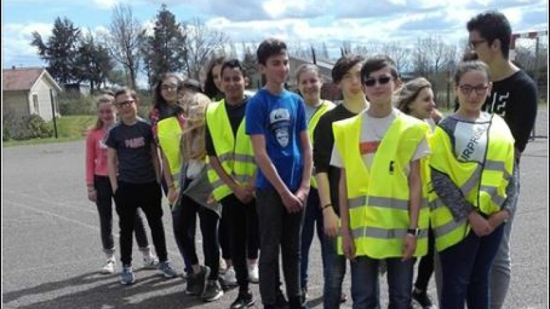 De jeunes assistants sécurité au sein de leur collège