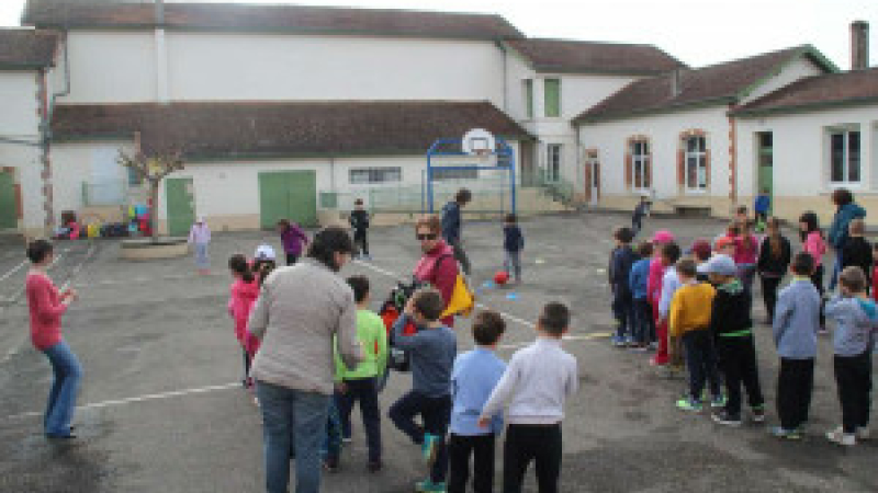 350 enfants ont envahi le quartier de l’école