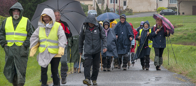 Contre vent et pluies les marcheurs d'ACTA opposent leur bonne humeur