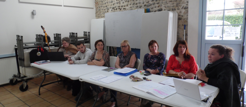 Une réunion pour créer une école démocratique