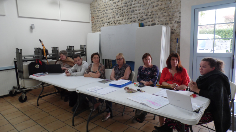 Une réunion pour créer une école démocratique