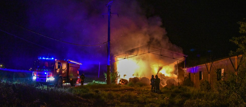 Un hangar agricole en flammes