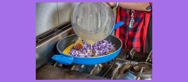 Une omelette aux fleurs de glycine  