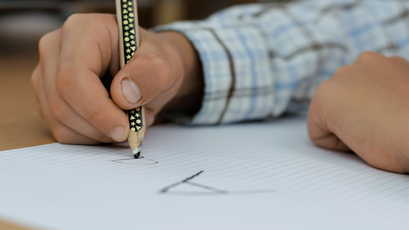 Quand les établissements privés prennent des libertés avec le calendrier et oublient le devoir de mémoire.