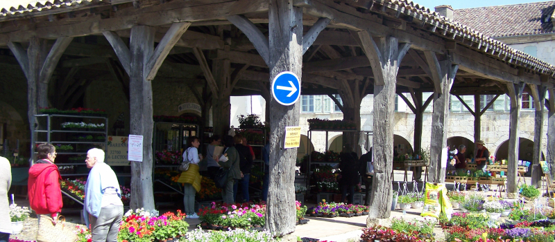 Vide grenier et Floralies dans la capitale de l'ail blanc