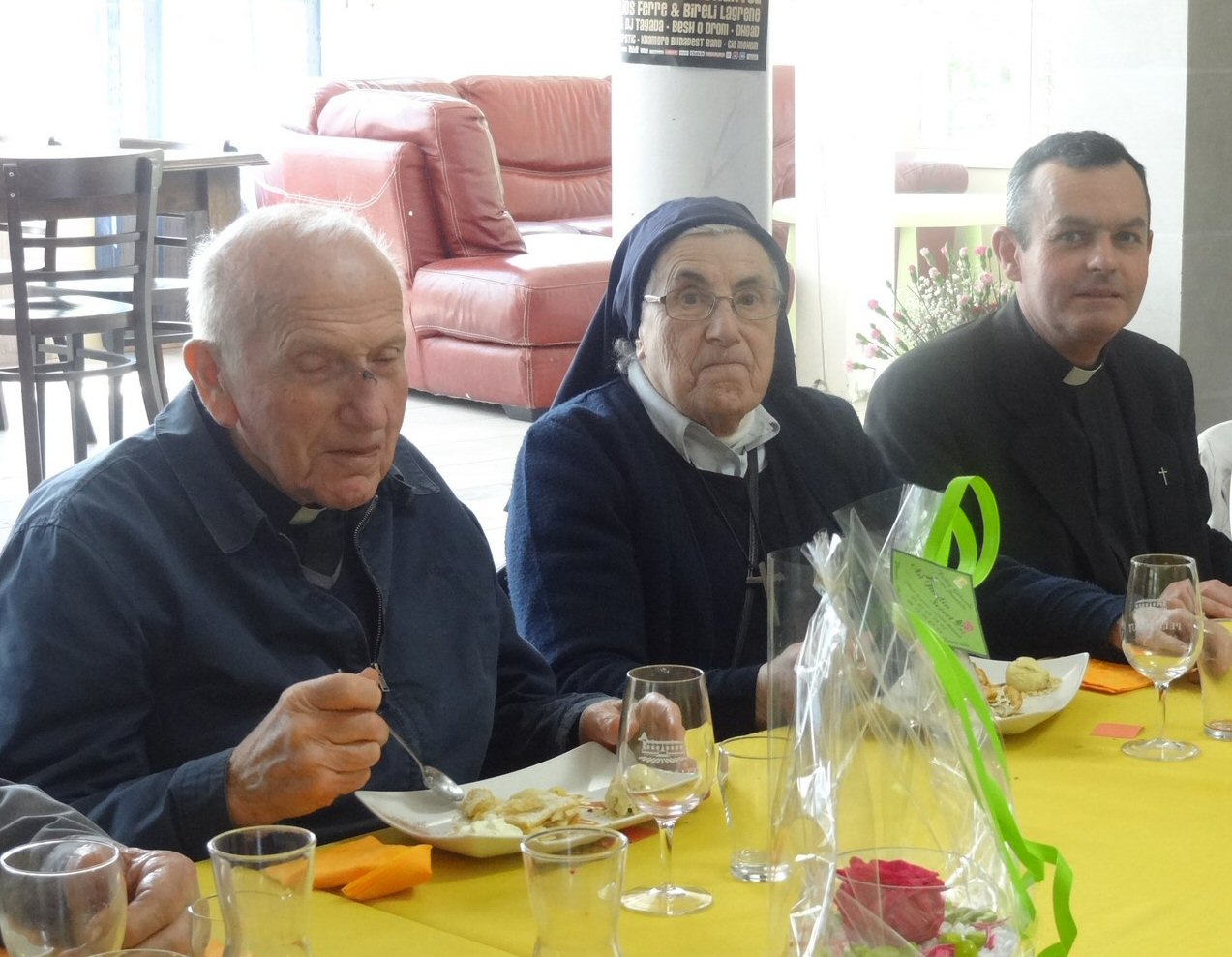 Sœur Marie-Jésus entourée des prêtres de la paroisse Saint Vincent de Paul 