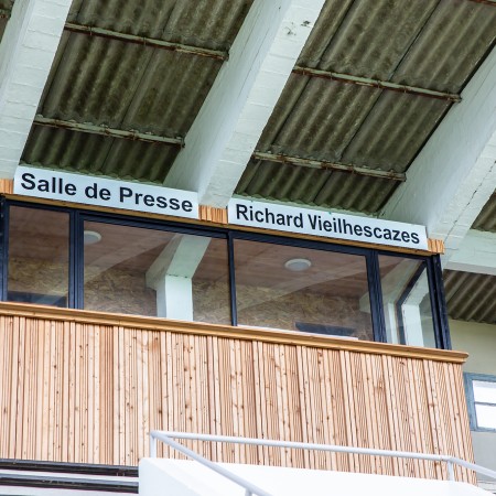 2 La salle de presse au nom de Richard Vieilhescases dans les tribunes du stade de rugby Nogaro 1 bis 090518.jpg