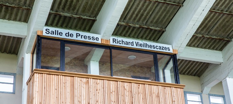 2 La salle de presse au nom de Richard Vieilhescases dans les tribunes du stade de rugby Nogaro 1 bis 090518.jpg