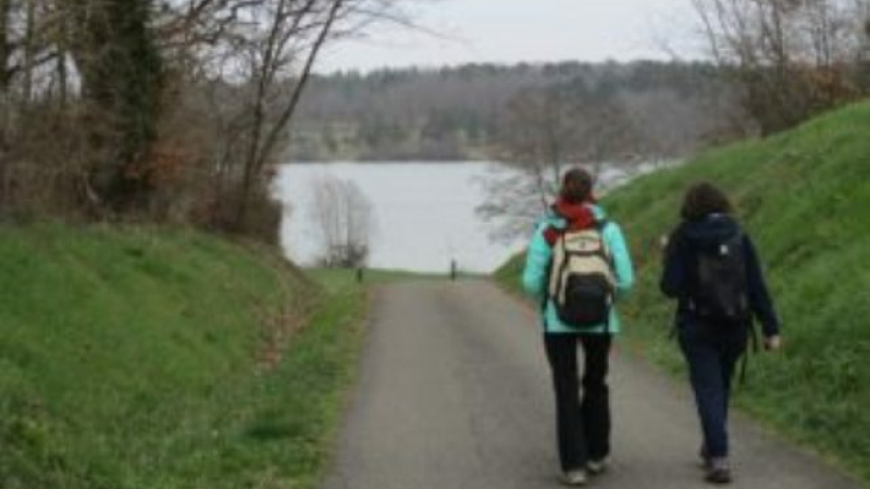 En route pour une belle balade, au départ du centre historique de Cazaubon. 