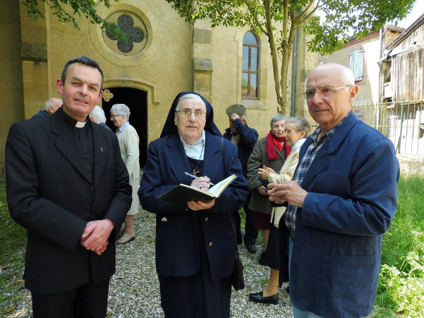 Sœur Marie-Jésus avec le prêtre de la paroisse et le maire-adjoint 