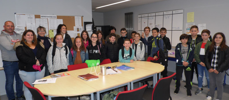 Les "Cours Moyens-2 " visitent le collège Pasteur