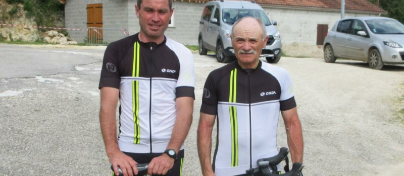 Deux cyclistes talentueux.