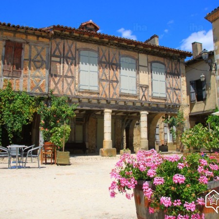 Eauze-Place-du-village-de-la-bastide-d-armagnac.jpeg