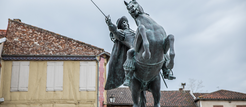 Marché au pied de la statue de d’Artagnan à Lupiac 