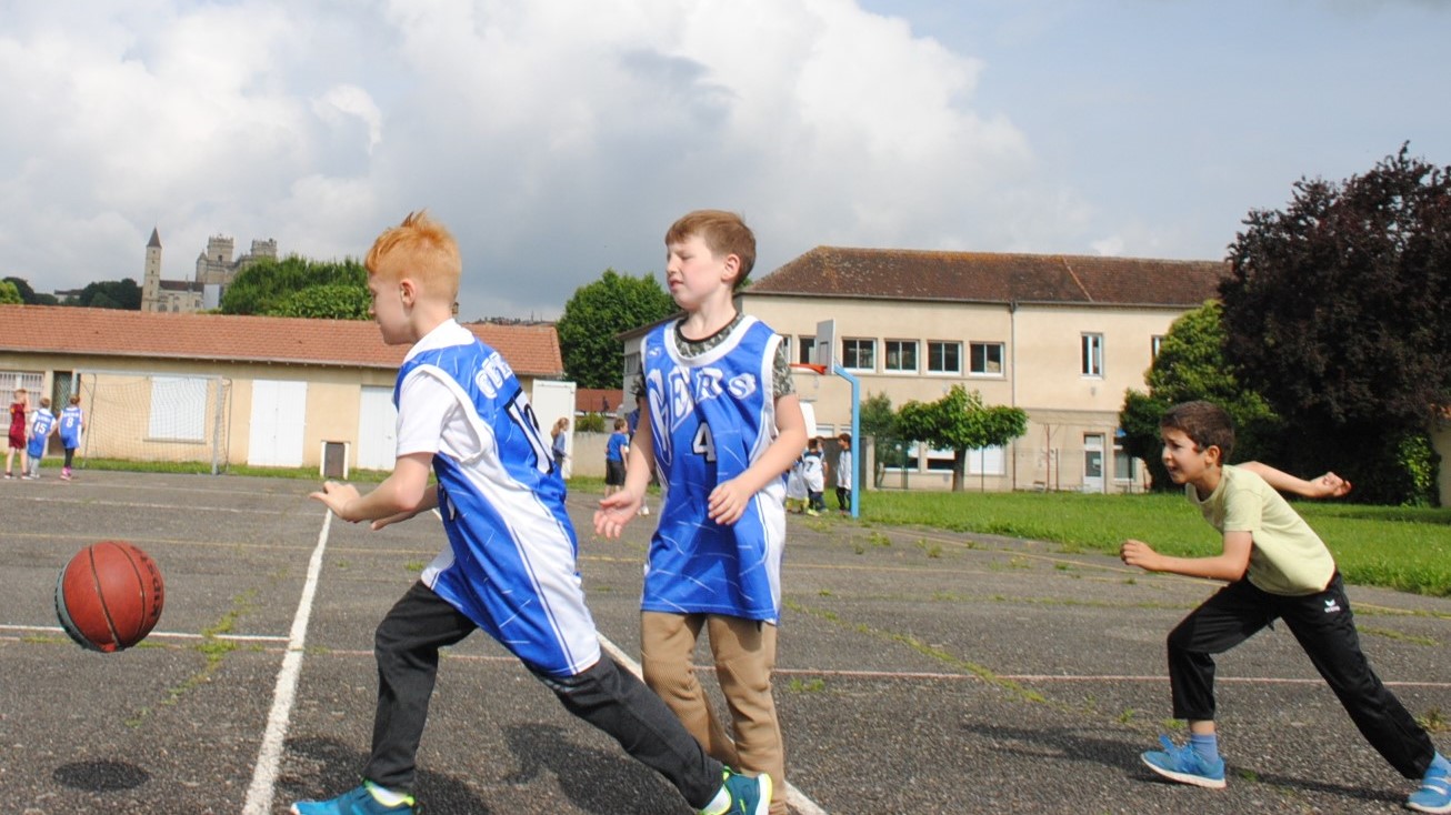 Dans les clubs comme dans les écoles, de plus en plus de jeunes courent vers "la balle orange"
