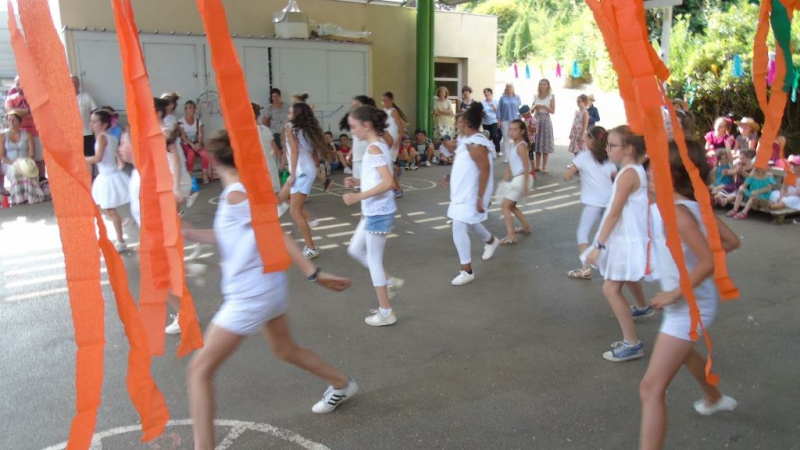 A l'ALAE on chante et on enchante...en plus on sait danser