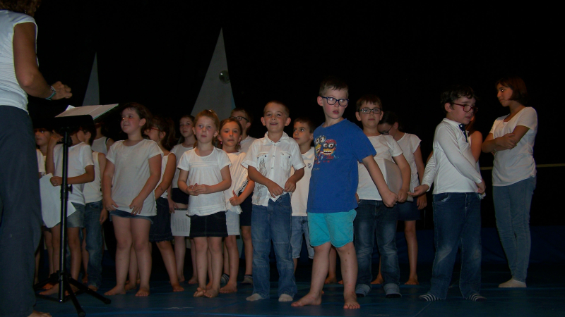 Acrobaties, chorale : c'était la fête des écoles..