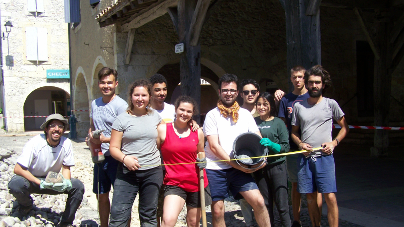 Une belle équipe de jeunes européens sur le chantier des calades (galets)