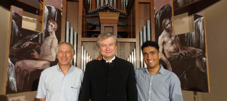 le salut des artites, Michel Bourcier entouré du facteur de l'orgue Daniel Birouste et de Luan Goes assistant pour le tirage des jeux.JPG