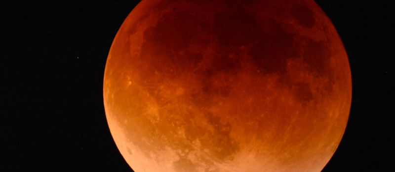 Le Soleil, la Lune, la Terre et Mars dans un alignement parfait