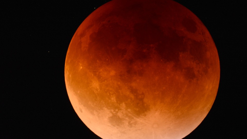 Le Soleil, la Lune, la Terre et Mars dans un alignement parfait