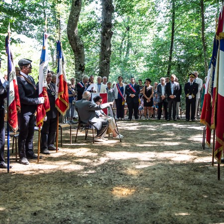 6 Dispositif devant la stèle au Bois de Bascaules 1bis 060818.jpg